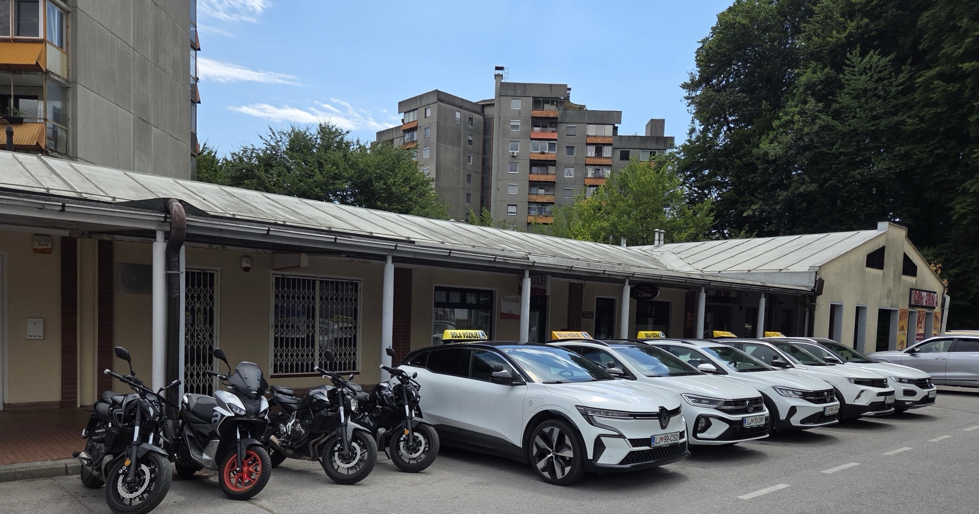 Flota vozil avtošole Voyage pred sedežem šole v Črnučah
